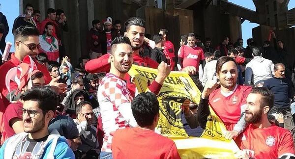 عکس آتش زدن پرچم پرسپولیس