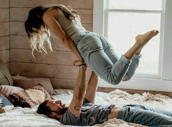عکس دونفره عاشقانه در تخت خواب