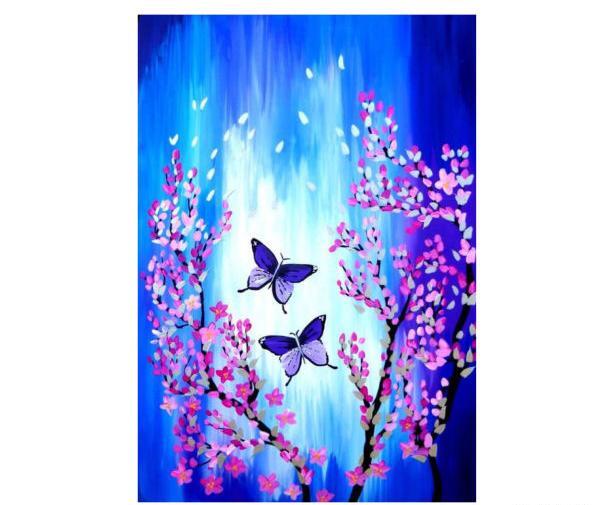 عکس پروانه روی کتاب
