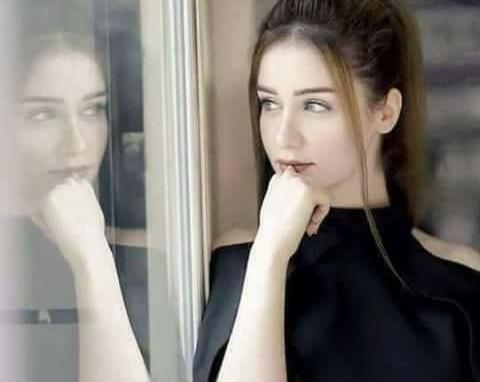 ژست عکس دخترانه داخل خانه
