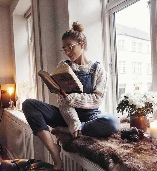 ژست عکس دخترانه داخل خانه
