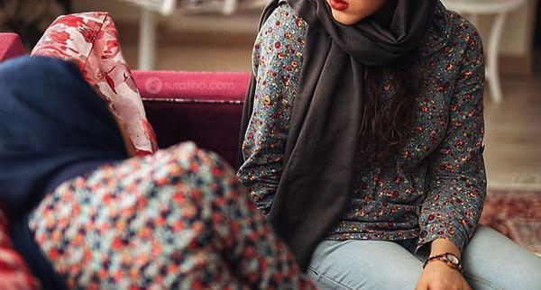 ژست عکس دخترانه داخل خانه