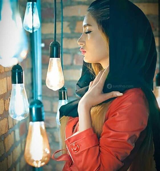 ژست عکس دخترانه داخل خانه