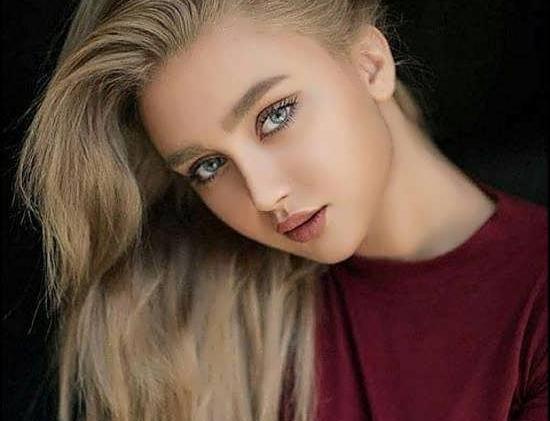 ژست عکس عروسکی دخترانه