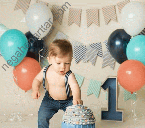 ژست عکس تولد دخترانه با کیک