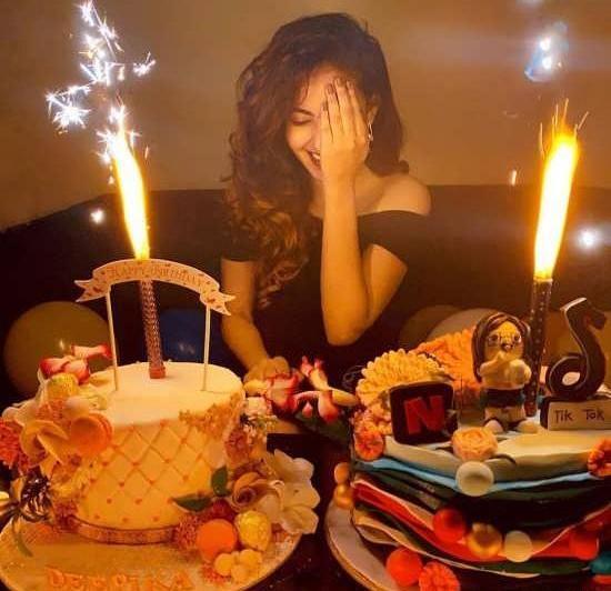 ژست عکس تولد دخترانه با کیک