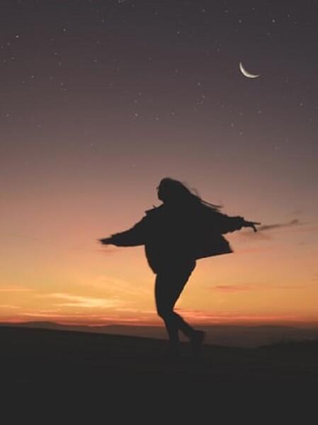 عکس ماه و دختر برای پروفایل