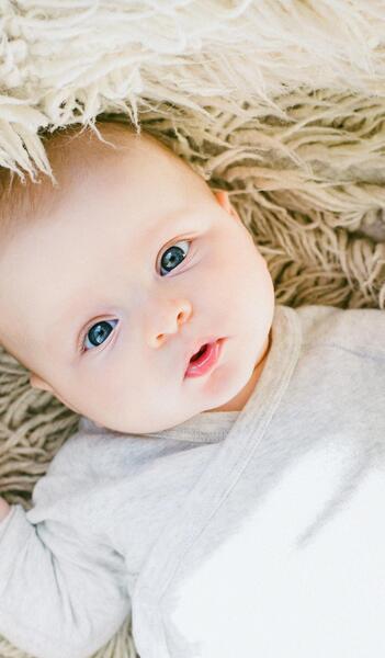 عکس پسر نوزاد چشم رنگی