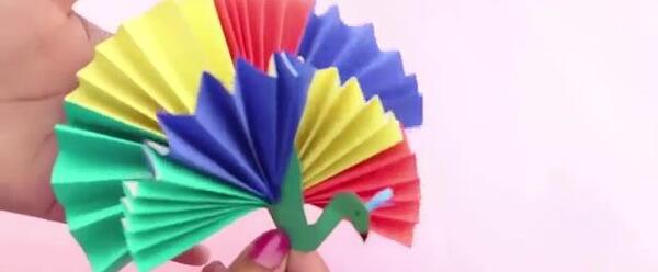 عکس طاووس با کاغذ رنگی