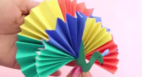 عکس طاووس با کاغذ رنگی