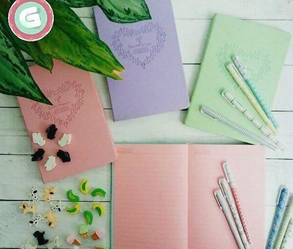 عکس کتاب و دفتر برای پروفایل