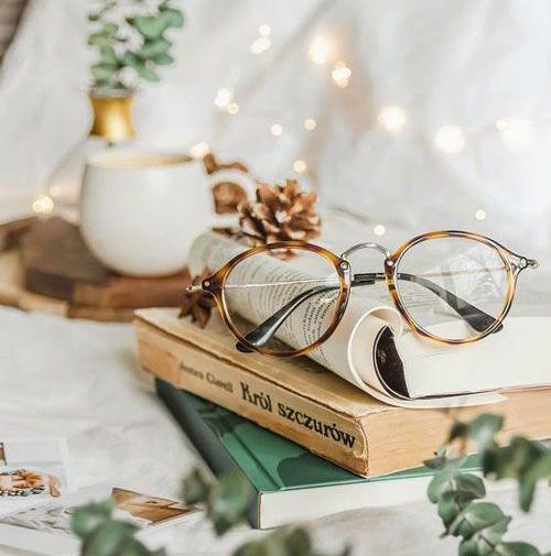 عکس کتاب و دفتر برای پروفایل