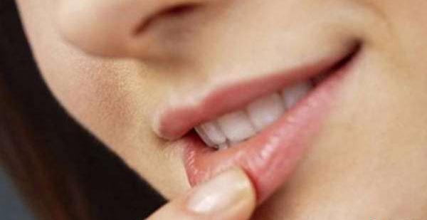 عکس لب کبود شده