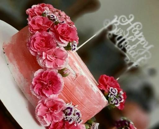 عکس کیک تولد دخترانه با گل طبیعی