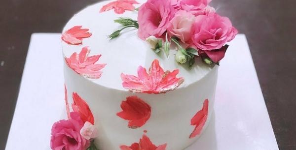 عکس کیک تولد دخترانه با گل طبیعی