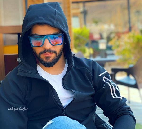 عکس سینا مهراد با خانواده