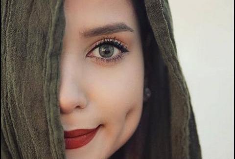 عکس نصف صورت دختر با حجاب