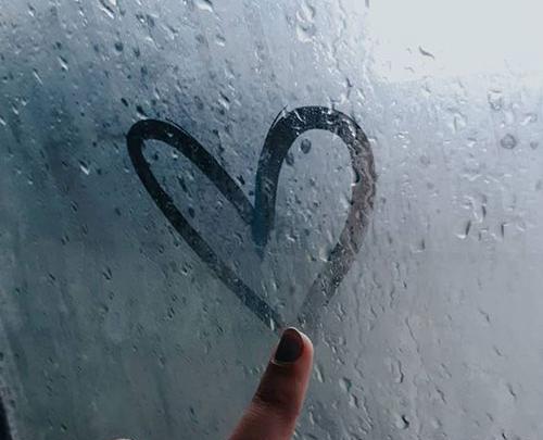 عکس قلب روی شیشه