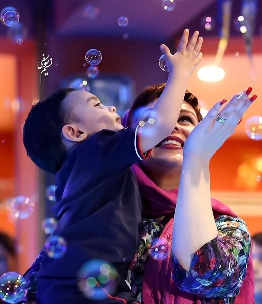 عکس ماه چهره خلیلی و پسرش