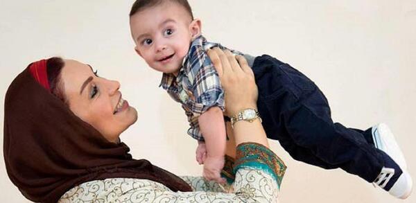 عکس ماه چهره خلیلی و پسرش