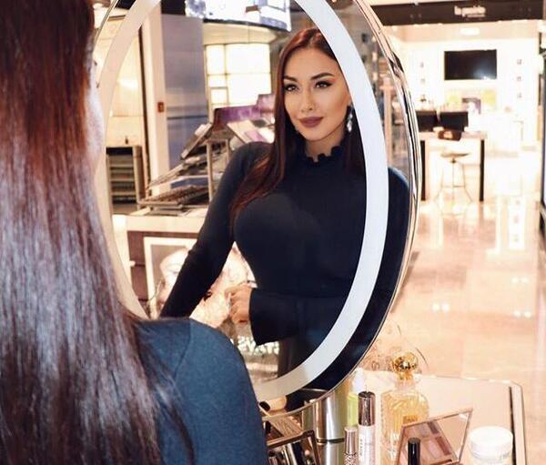 عکس بی حجاب صدف طاهریان در خارج
