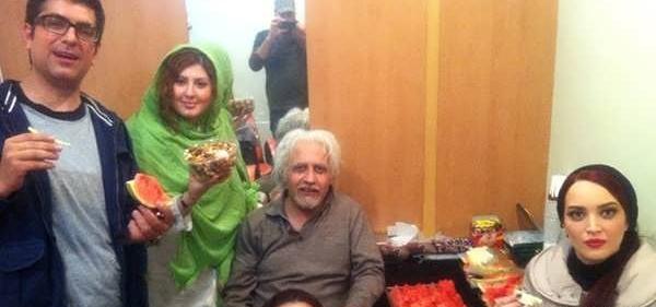 ژست عکس یلدایی خانوادگی