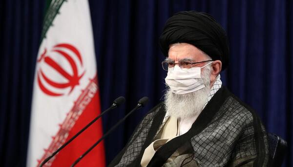 عکس آیت الله خامنه ای در حال سخنرانی