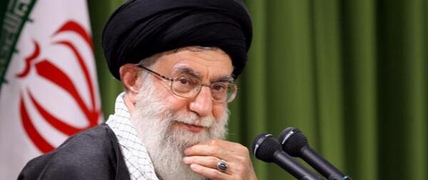 عکس آیت الله خامنه ای در حال سخنرانی