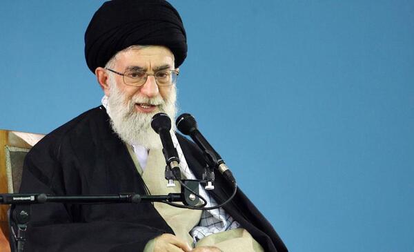 عکس آیت الله خامنه ای در حال سخنرانی