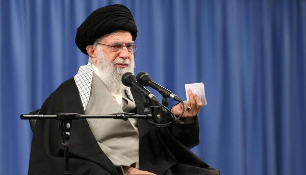 عکس آیت الله خامنه ای در حال سخنرانی