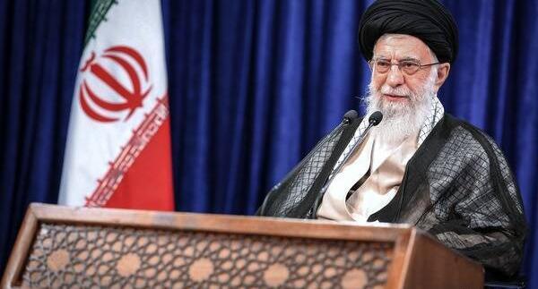 عکس آیت الله خامنه ای در حال سخنرانی