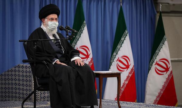 عکس آیت الله خامنه ای در حال سخنرانی