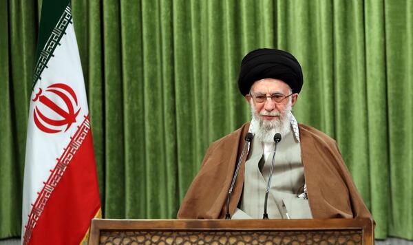 عکس آیت الله خامنه ای در حال سخنرانی
