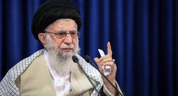 عکس آیت الله خامنه ای در حال سخنرانی