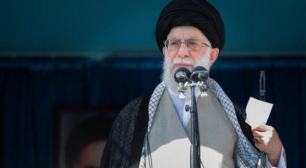 عکس آیت الله خامنه ای در حال سخنرانی