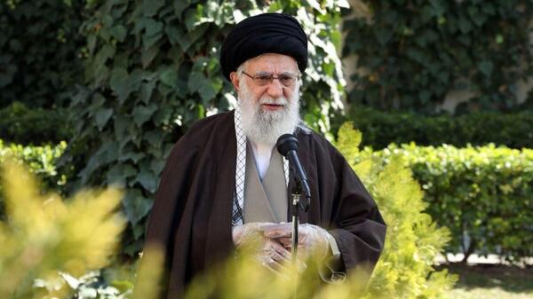 عکس آیت الله خامنه ای در حال سخنرانی