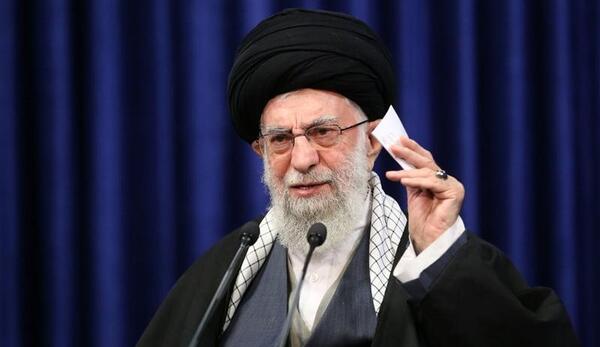 عکس آیت الله خامنه ای در حال سخنرانی