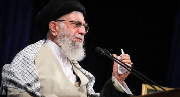 عکس آیت الله خامنه ای در حال سخنرانی