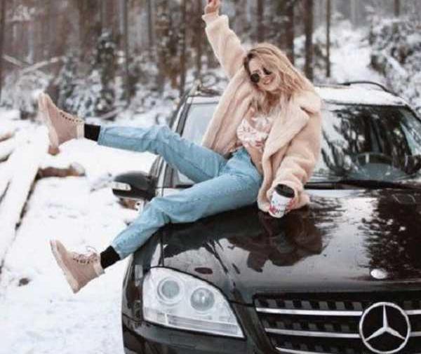 ژست عکس دخترانه کنار ماشین
