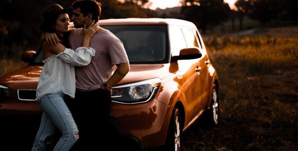 ژست عکس دخترانه کنار ماشین