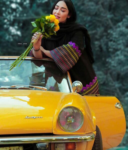 ژست عکس دخترانه کنار ماشین