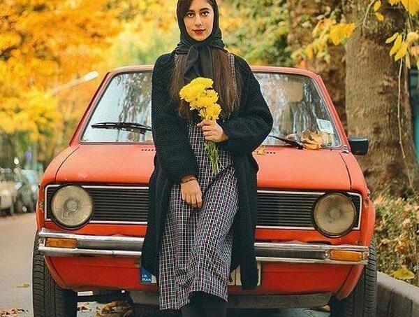 ژست عکس دخترانه کنار ماشین