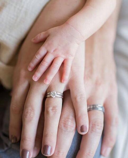 عکس نوزاد با حلقه ازدواج
