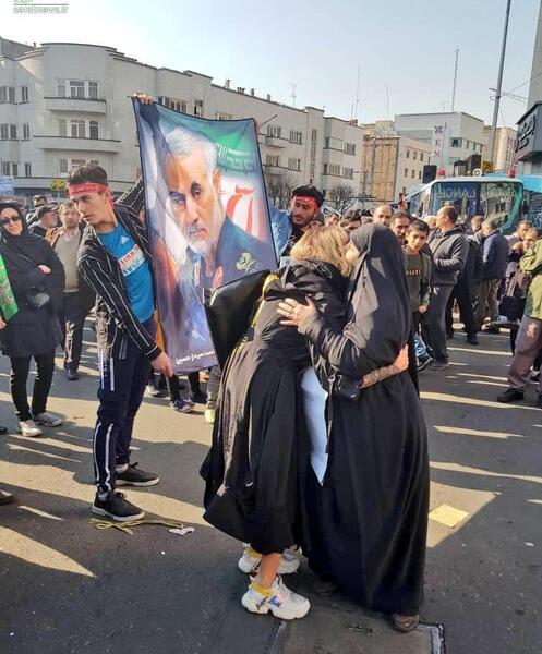 عکس حاج قاسم با دختر بی حجاب
