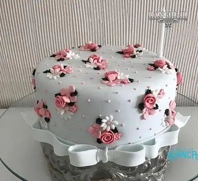 عکس کیک صورتی و طوسی