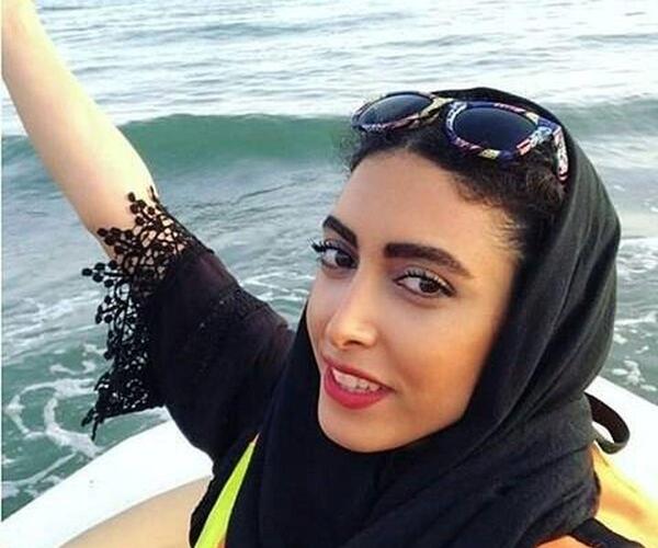 عکس ساناز طاری در خارج