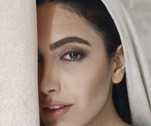 عکس ساناز طاری در خارج