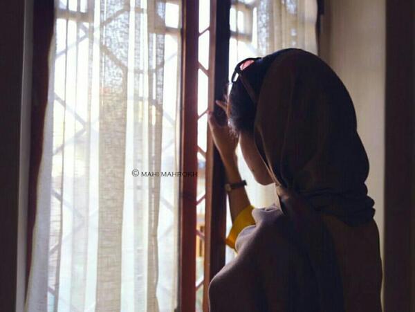 عکس تنهایی کنار پنجره