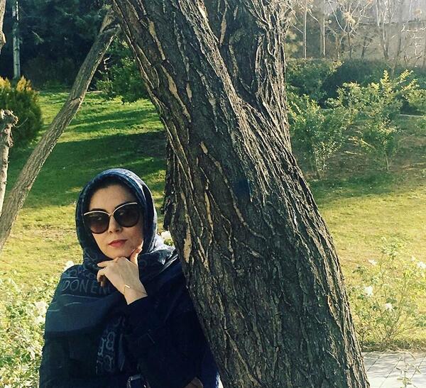 عکس آزاده نامداری در پارک