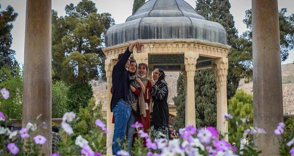 عکس آرامگاه حافظ و سعدی